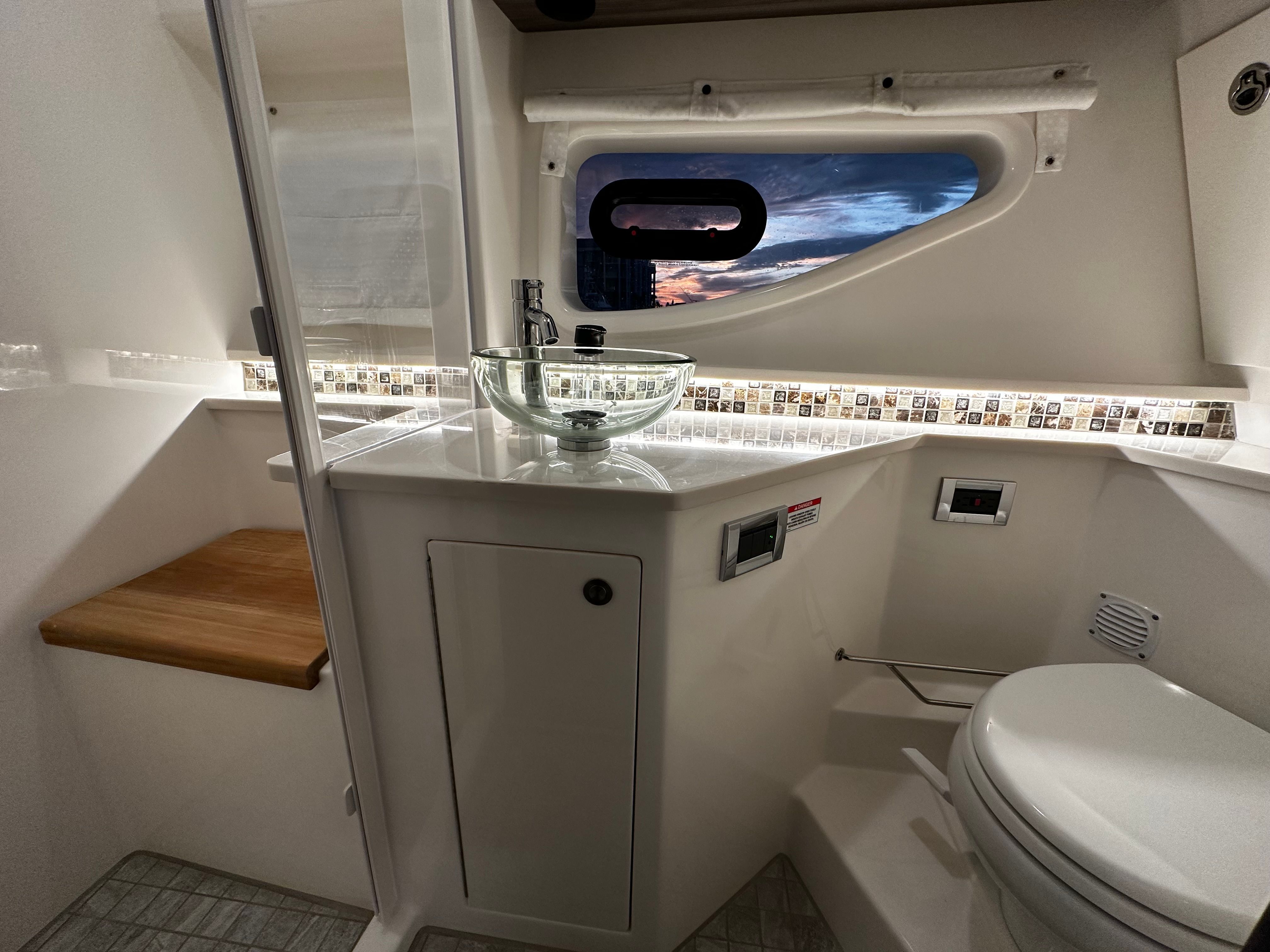 2023 Sea Ray Sundancer 370 Outboard - 8