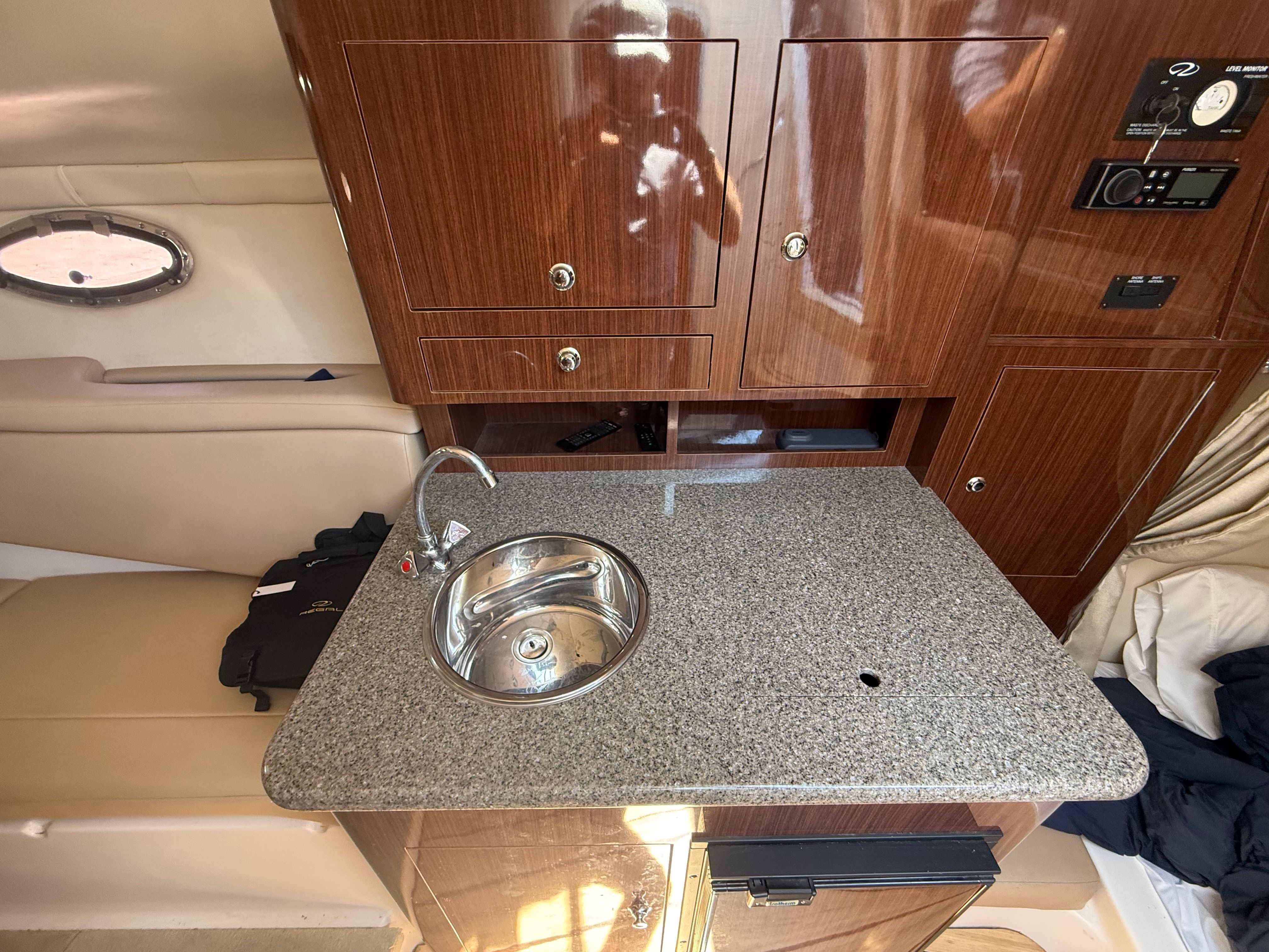 2015 REGAL 30 EXPRESS - Image 29