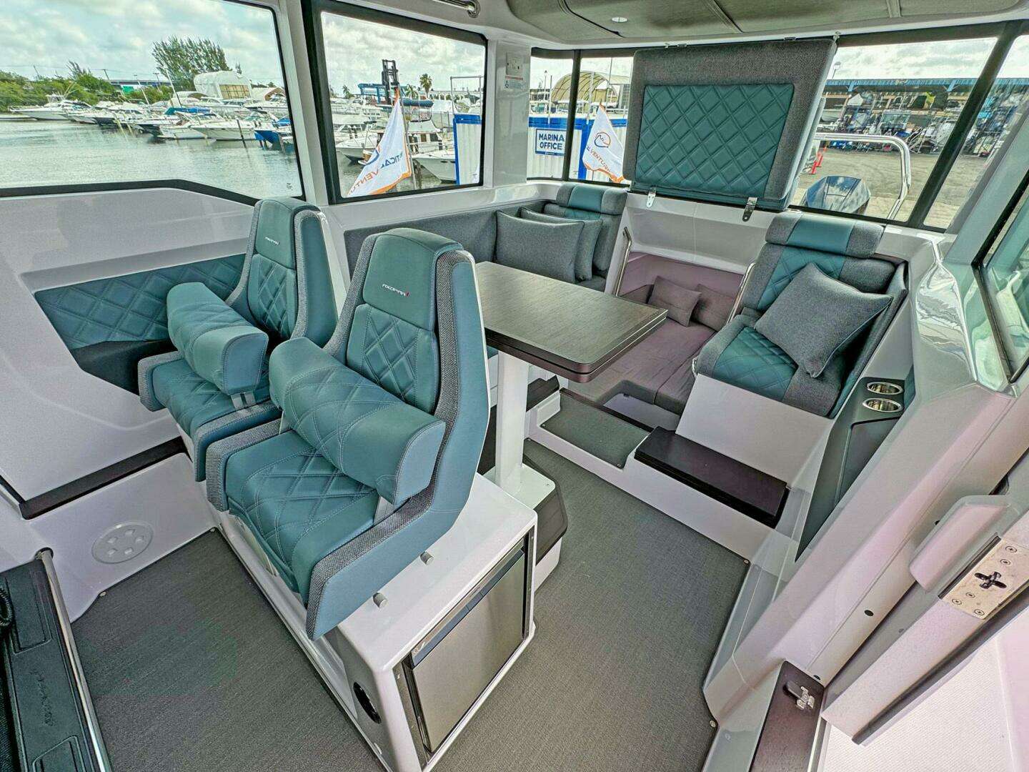 2024 Axopar 37XC CROSS CABIN - Image 16