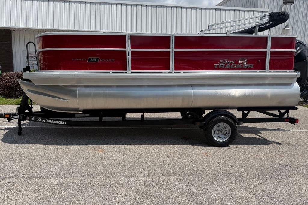 2026 Sun Tracker Party Barge 18 DLX