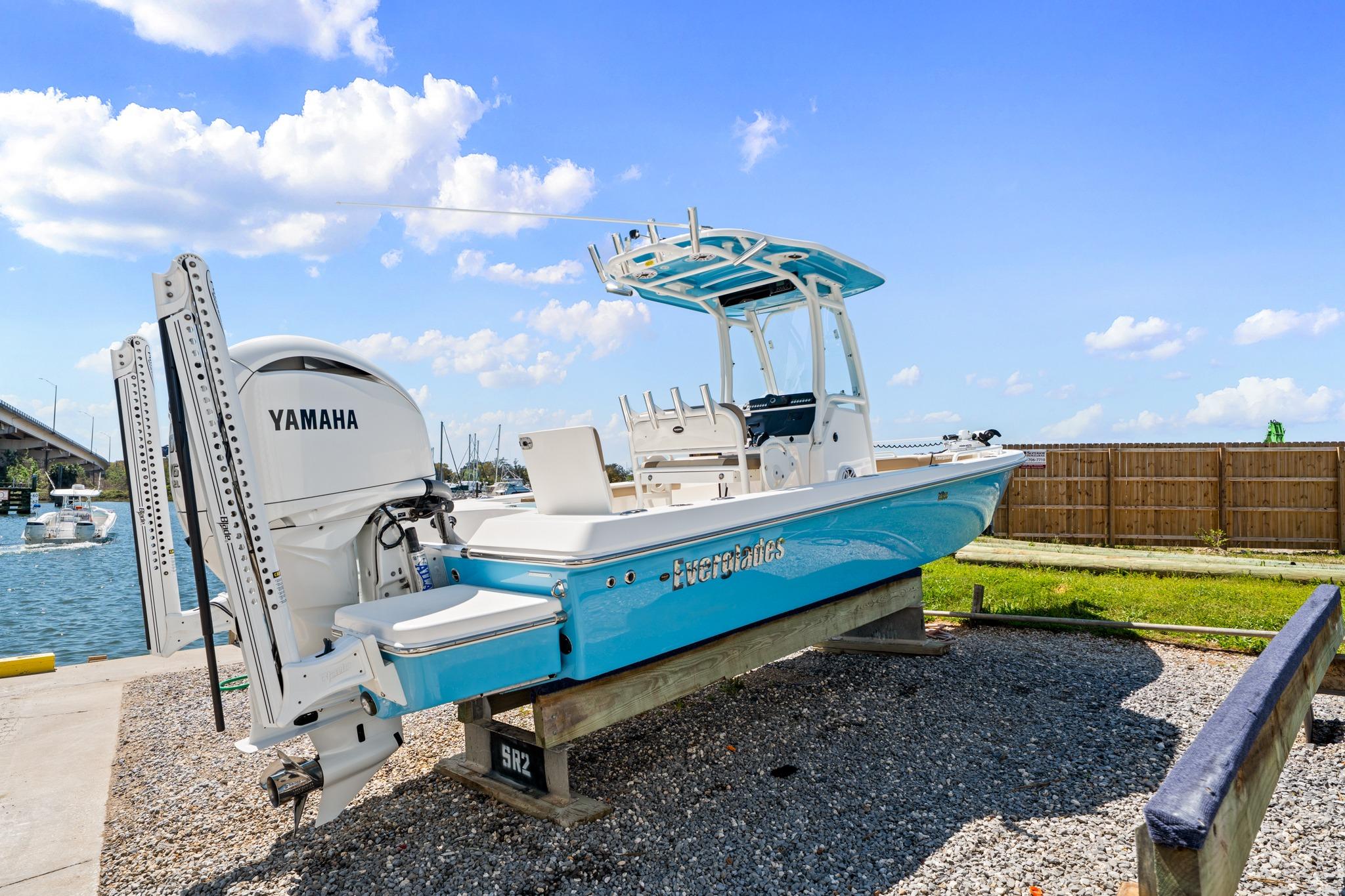 2023 Everglades 243 Center Console