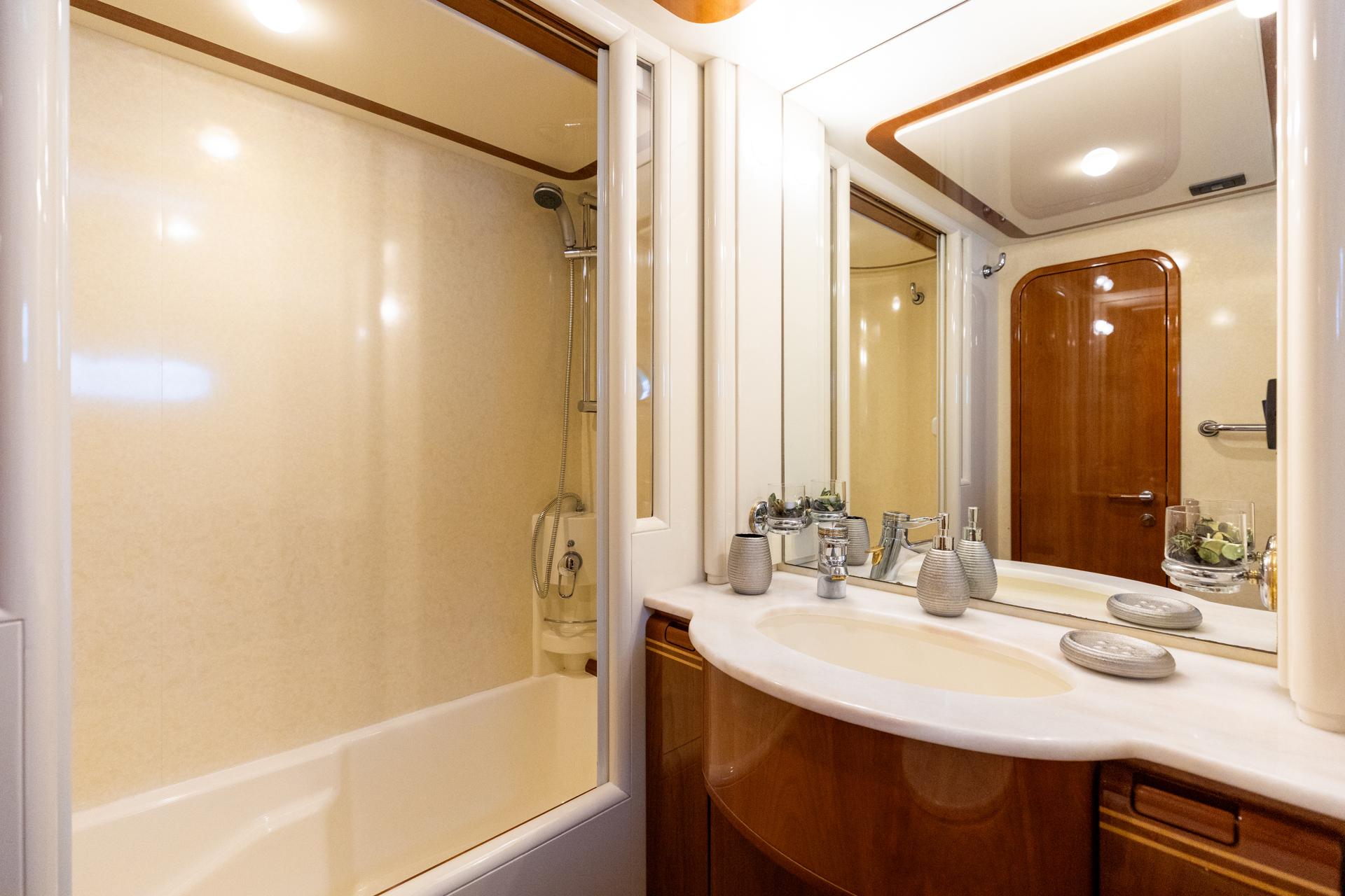 1999 Ferretti Yachts 80 - 88