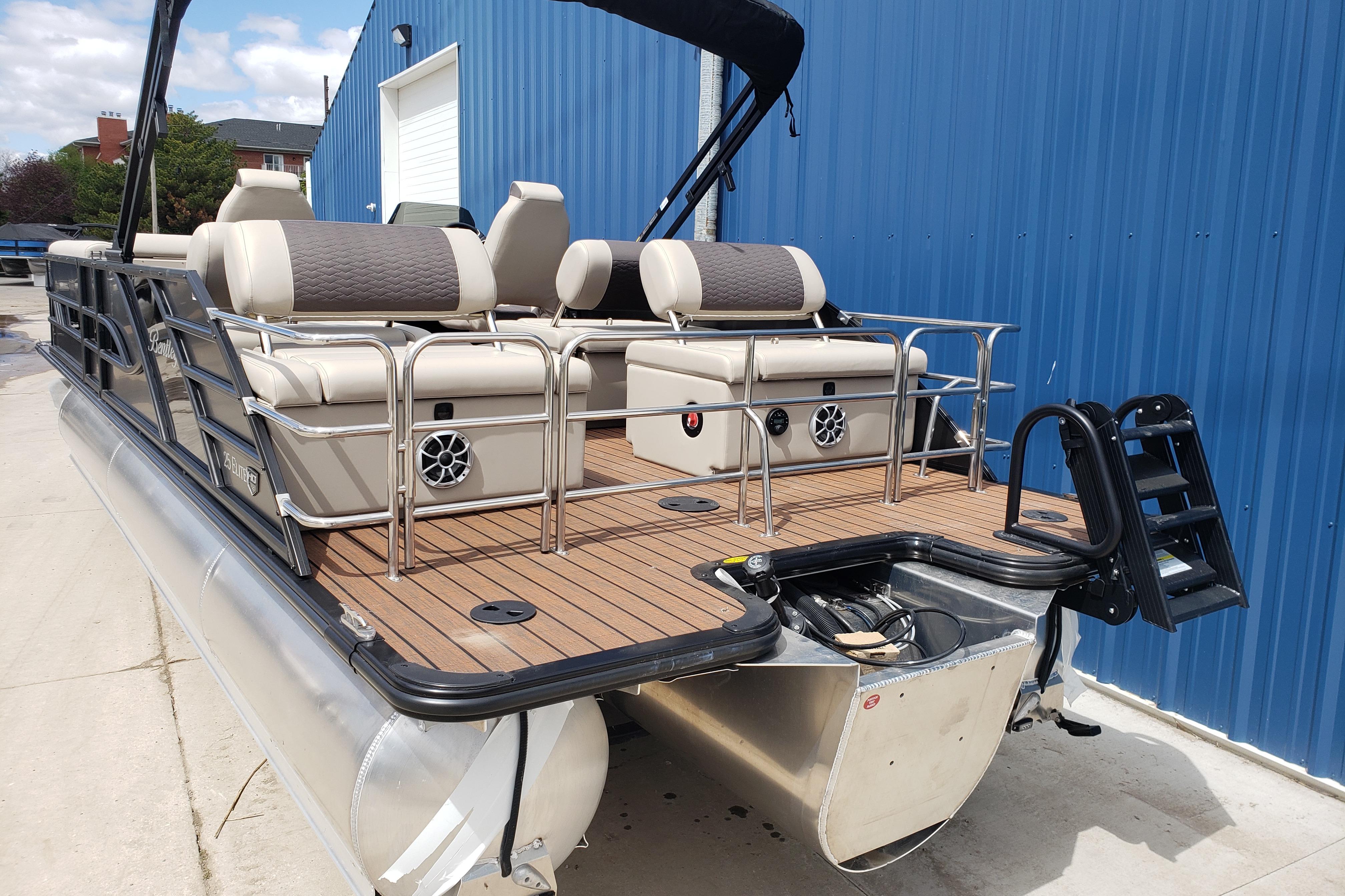 2026 Bentley Pontoons Elite 253 QSB with luxurious seating and sleek design.