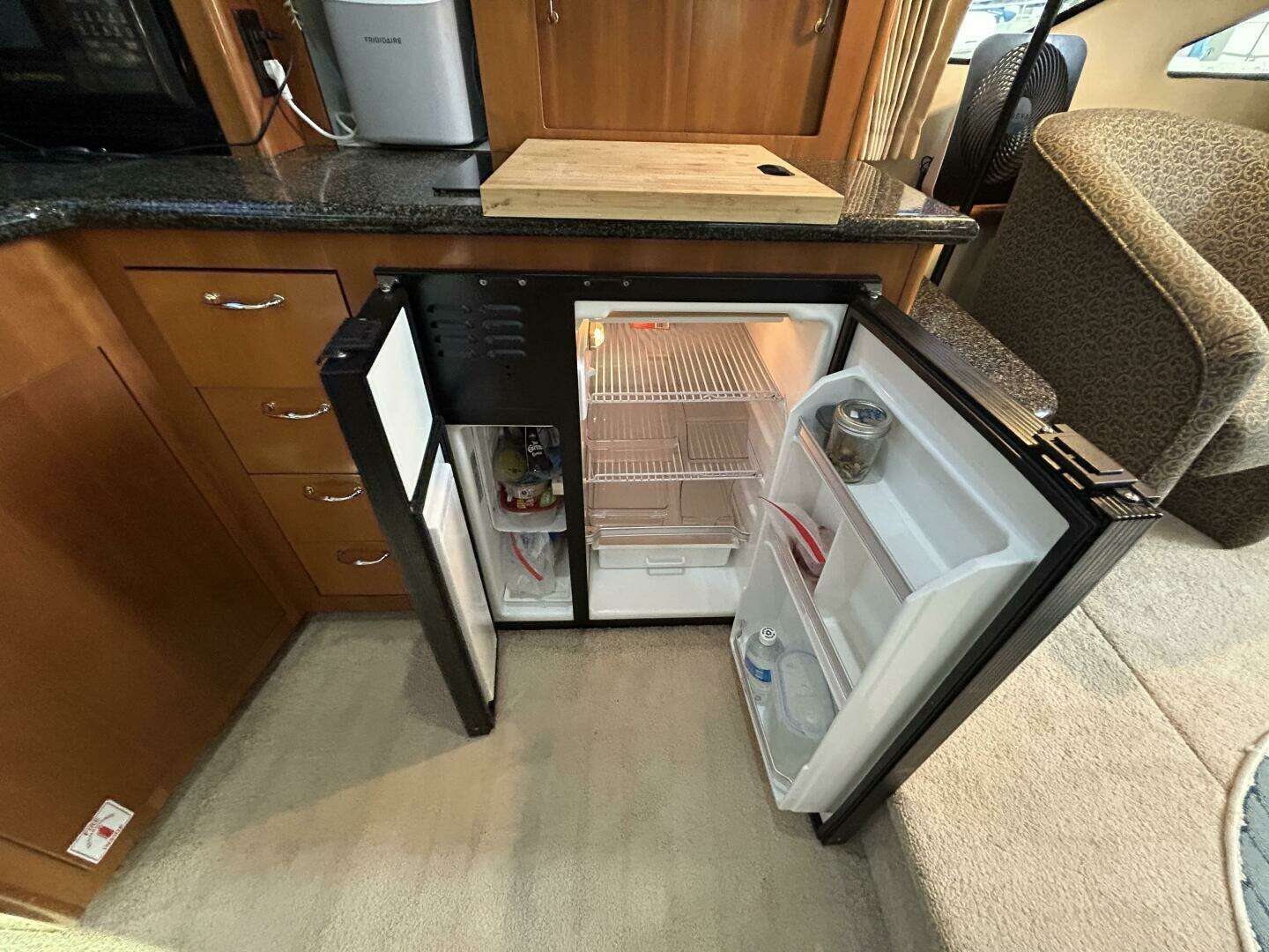 2005 Carver 366 MY - Image 37
