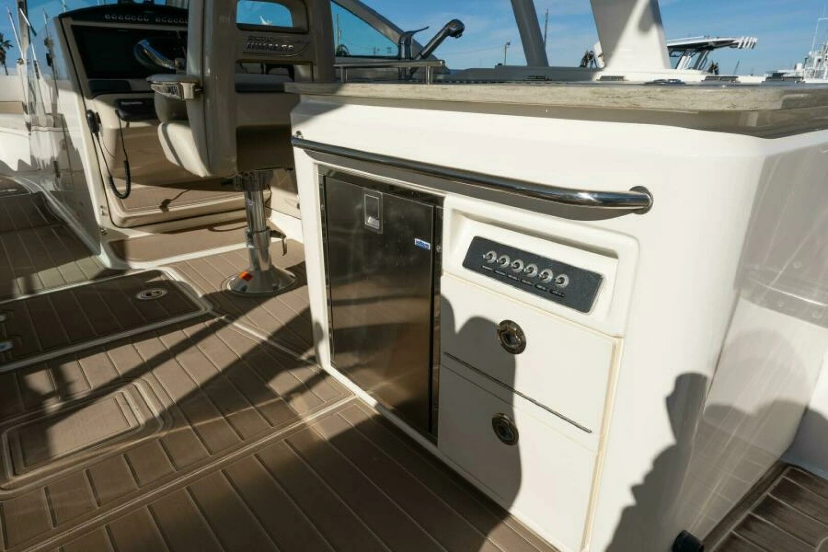 2017 Boston Whaler 320 Vantage - Image 13