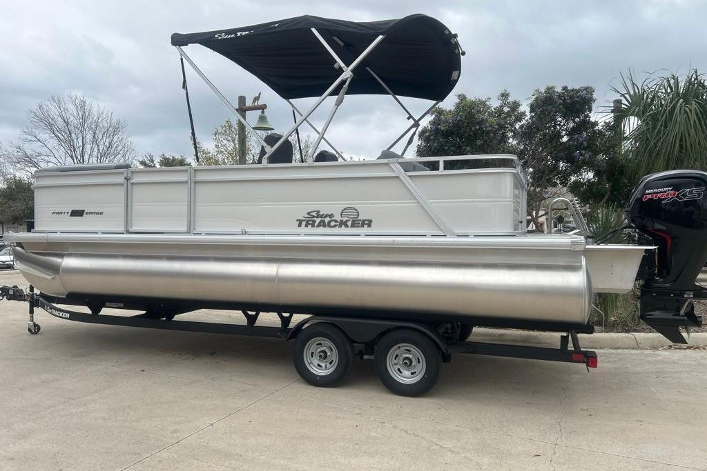 2026 Sun Tracker Party Barge 22 RF DLX