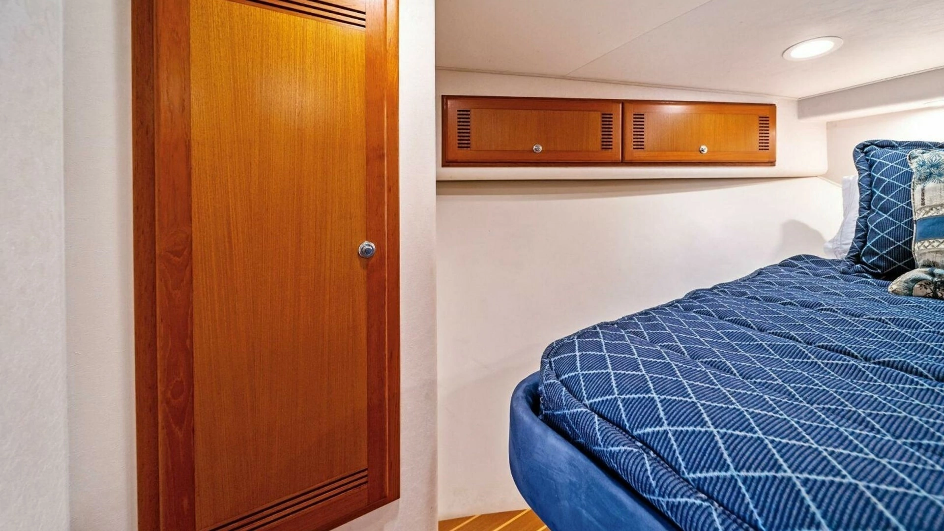 2005 Cabo 40 Express - Image 42