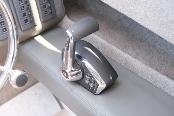 Makaira Gen3 800 throttle control lever, 2023 model, in a boat cockpit.