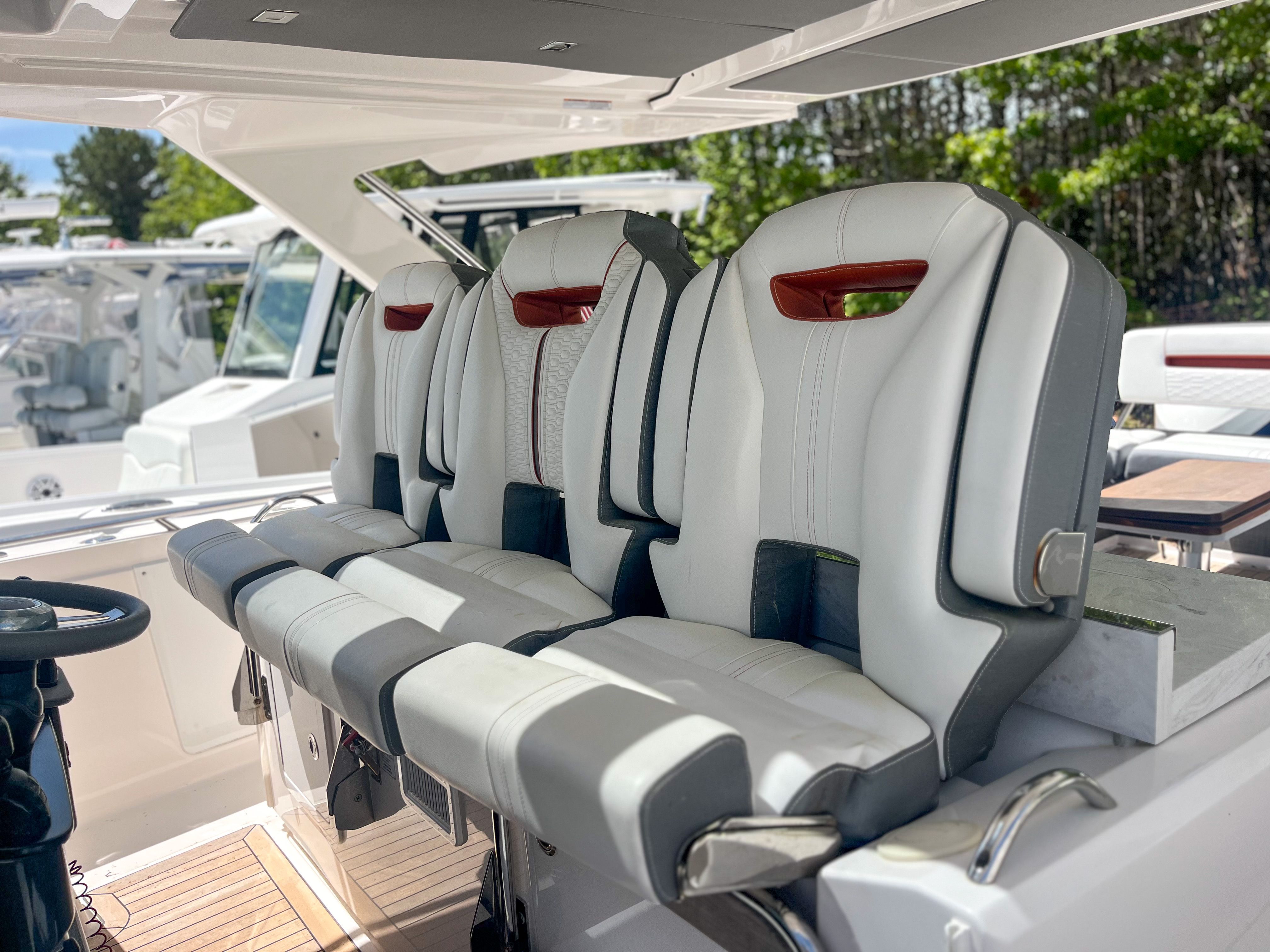 2019 TIARA YACHTS 38 LS - Image 14