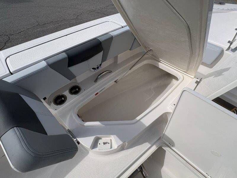 2026 Robalo 266 Cayman - 88