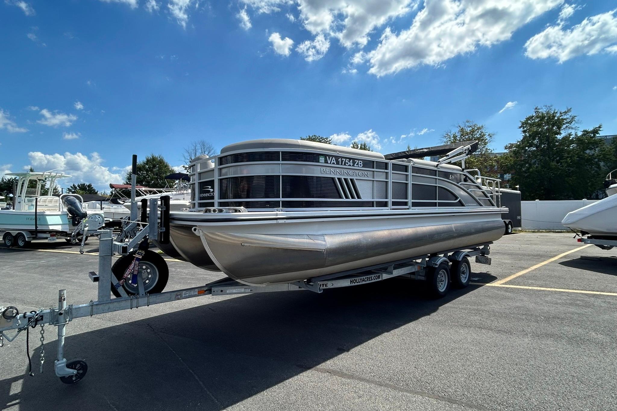 2023 Bennington 23 L Swingback