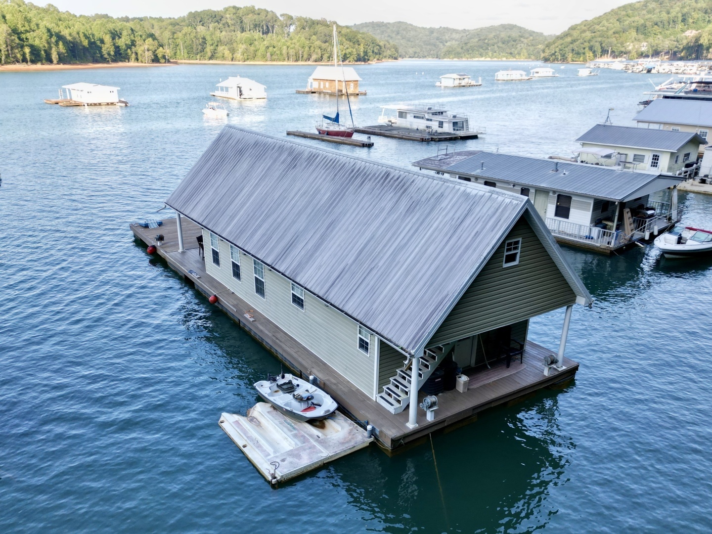 2006 Custom 20 x 43 Floating Cabin - Approx 812sqft - Image 10