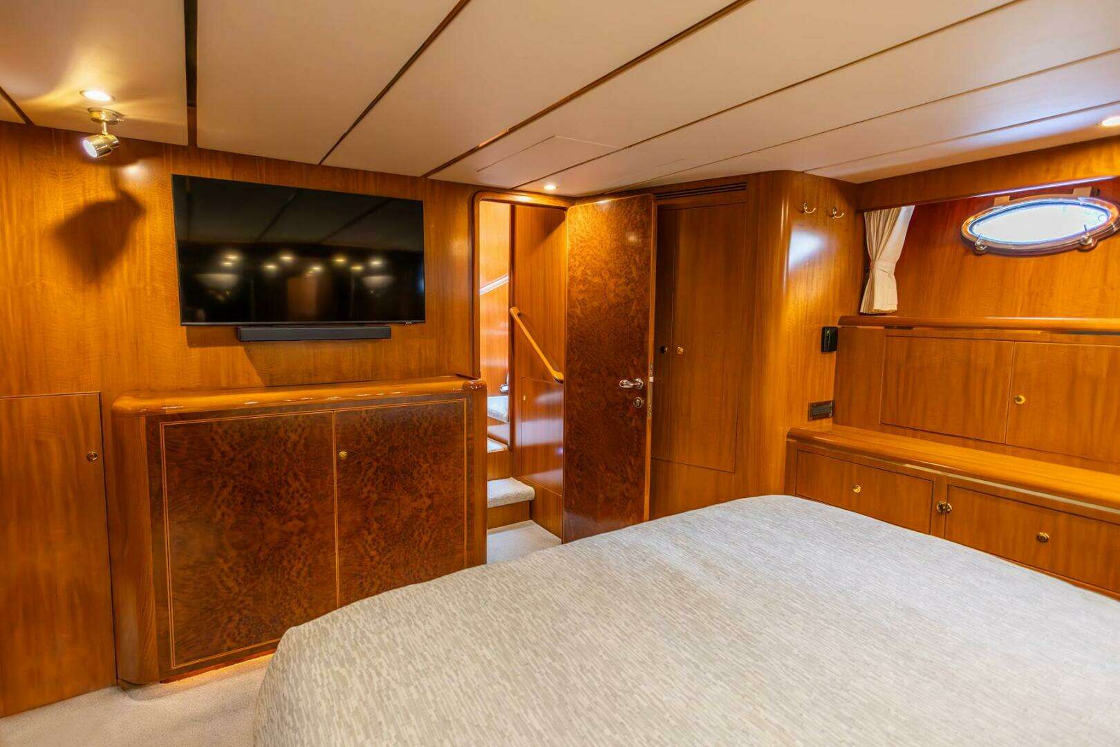 2005 Ocean Alexander Raised Pilothouse Flybridge Sedan - Image 18