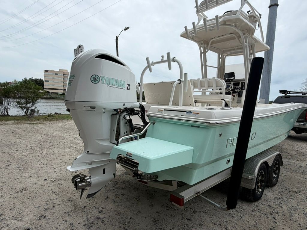 2018 Robalo 246 Cayman SD boat with Yamaha outboard motor.