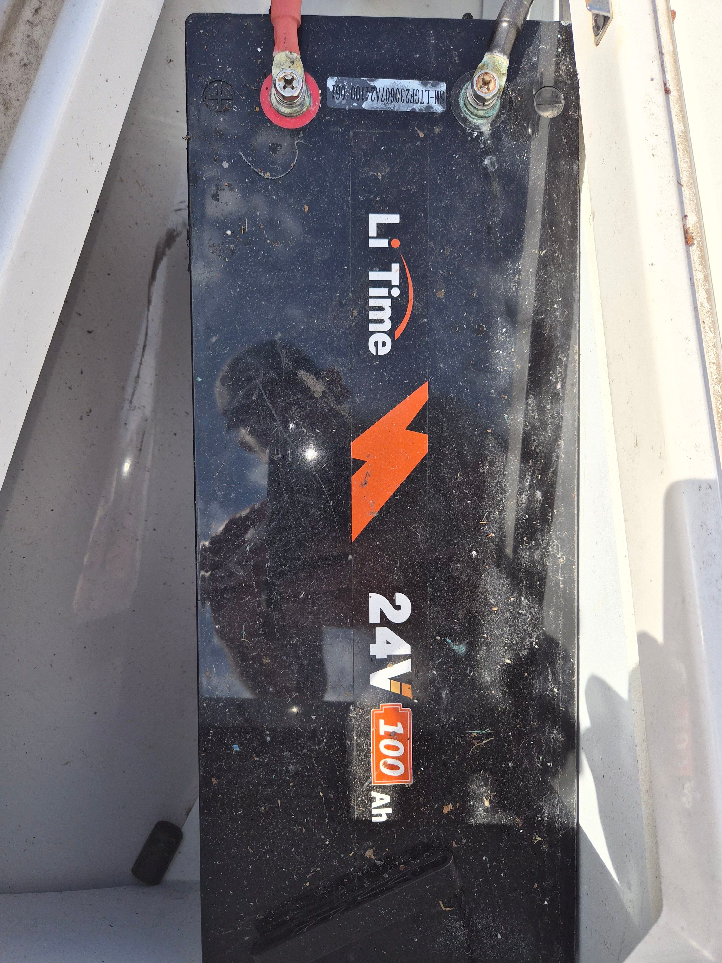 LiFePO4 battery 24V 100Ah in a Scarab 255 Open ID boat.