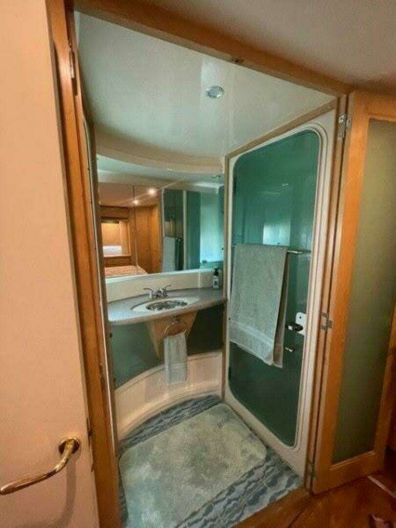 1996 Carver 455 Aft Cabin - Image 14