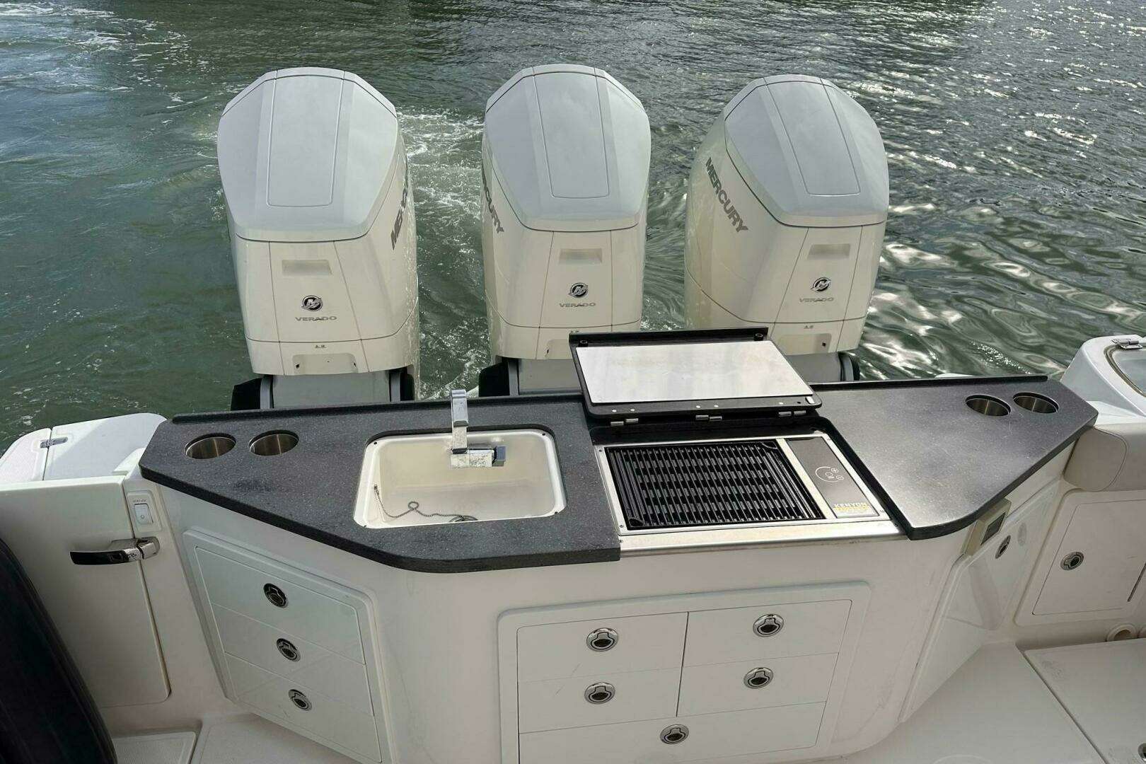 2022 Boston Whaler Conquest 405 - Image 9