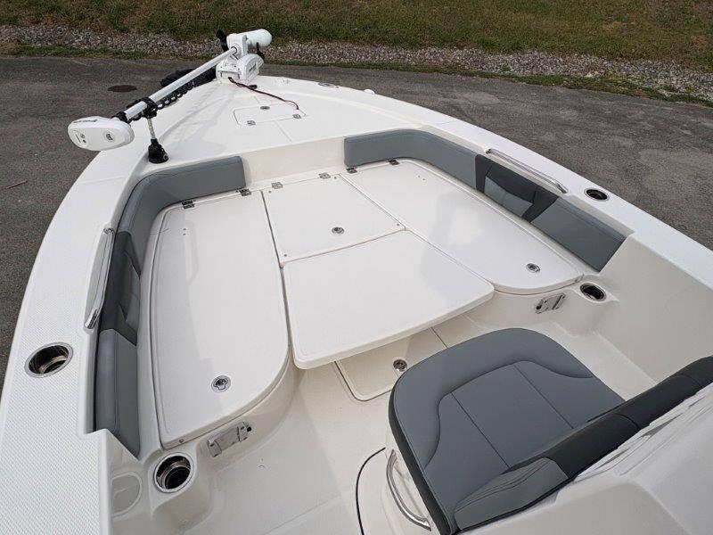 2025 Robalo 226 Cayman - 27