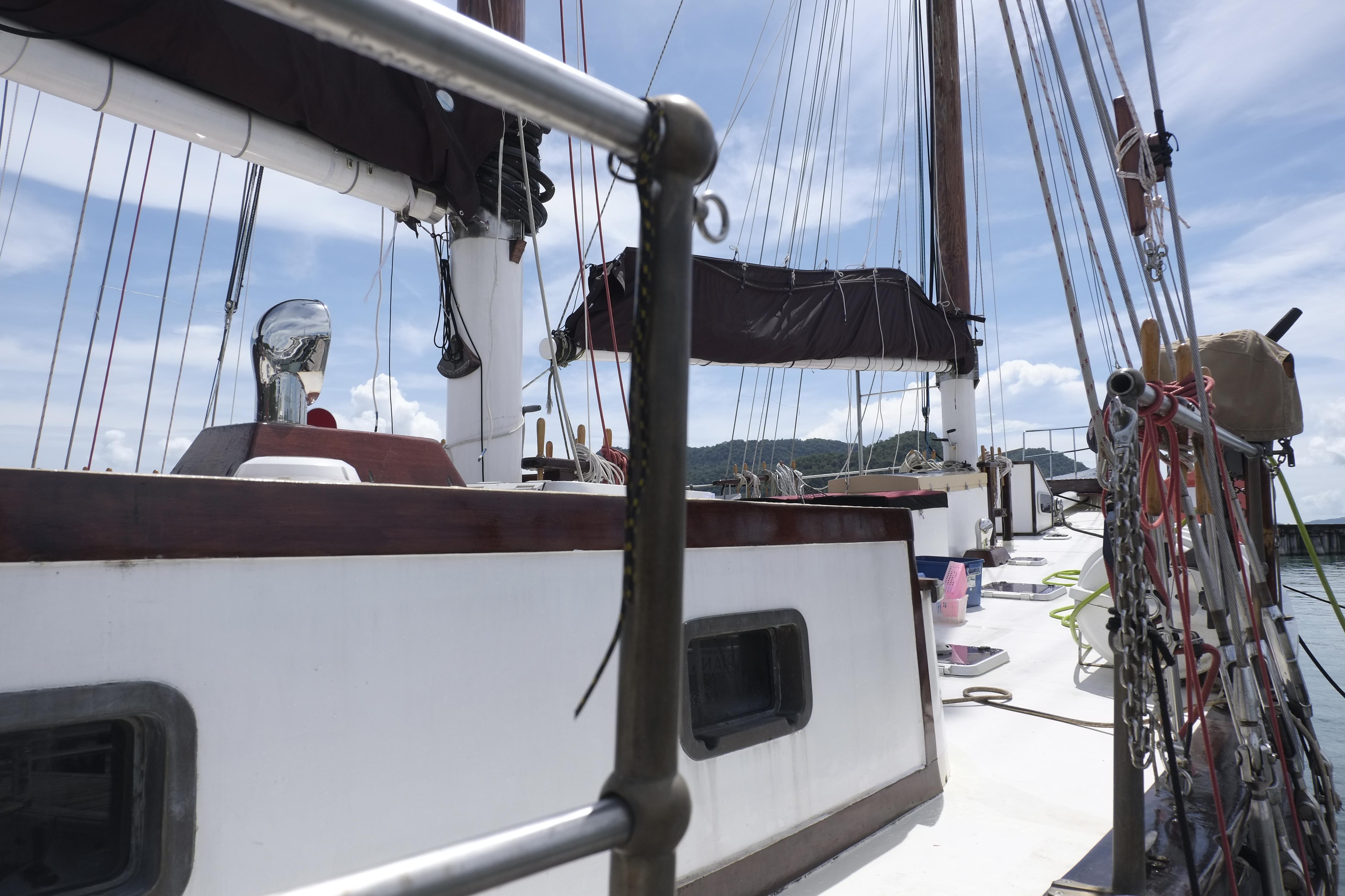 Custom Bud Macintosh schooner deck, 2006 model, with rigging and clear sky background.