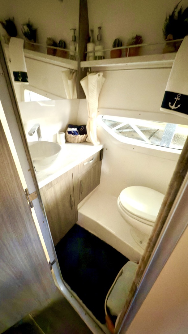 2020 Regal 33 Express - Image 13