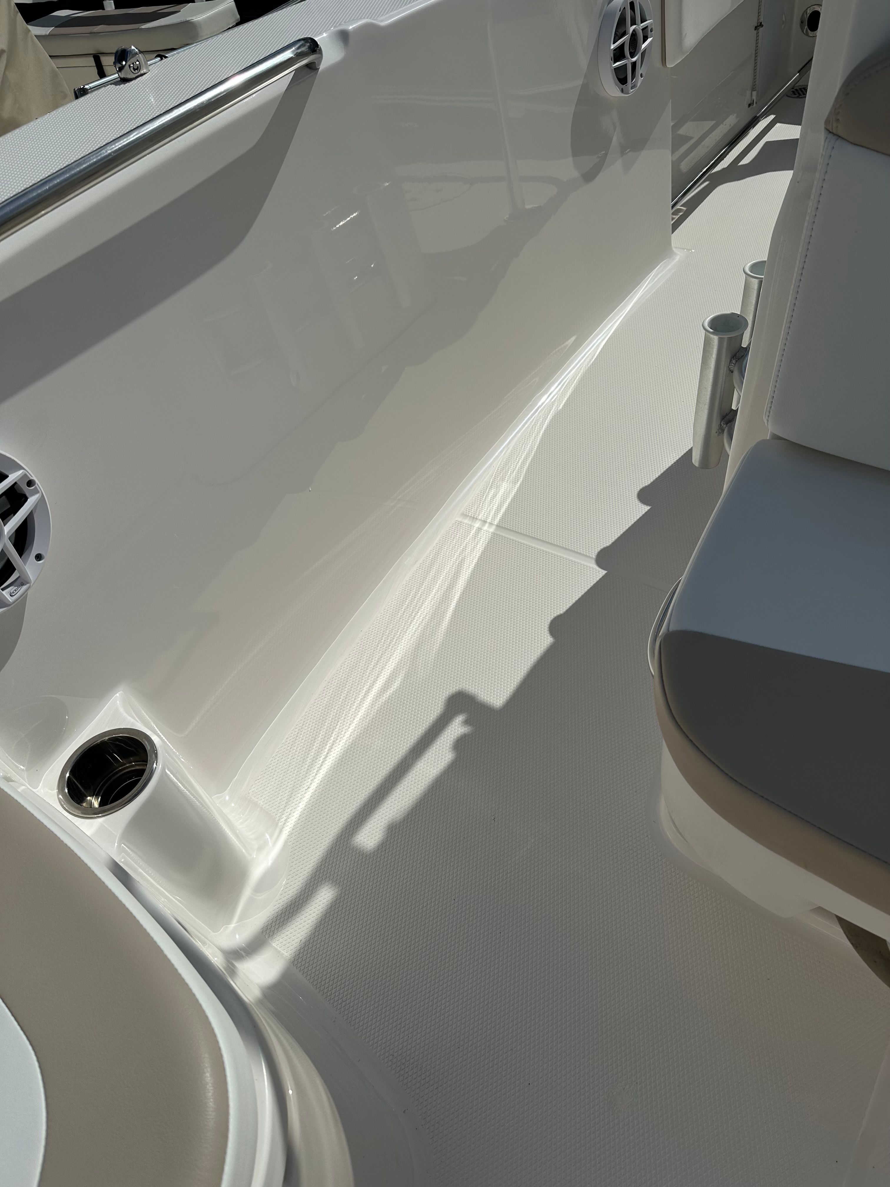 2022 Robalo R200 Center Console - 18