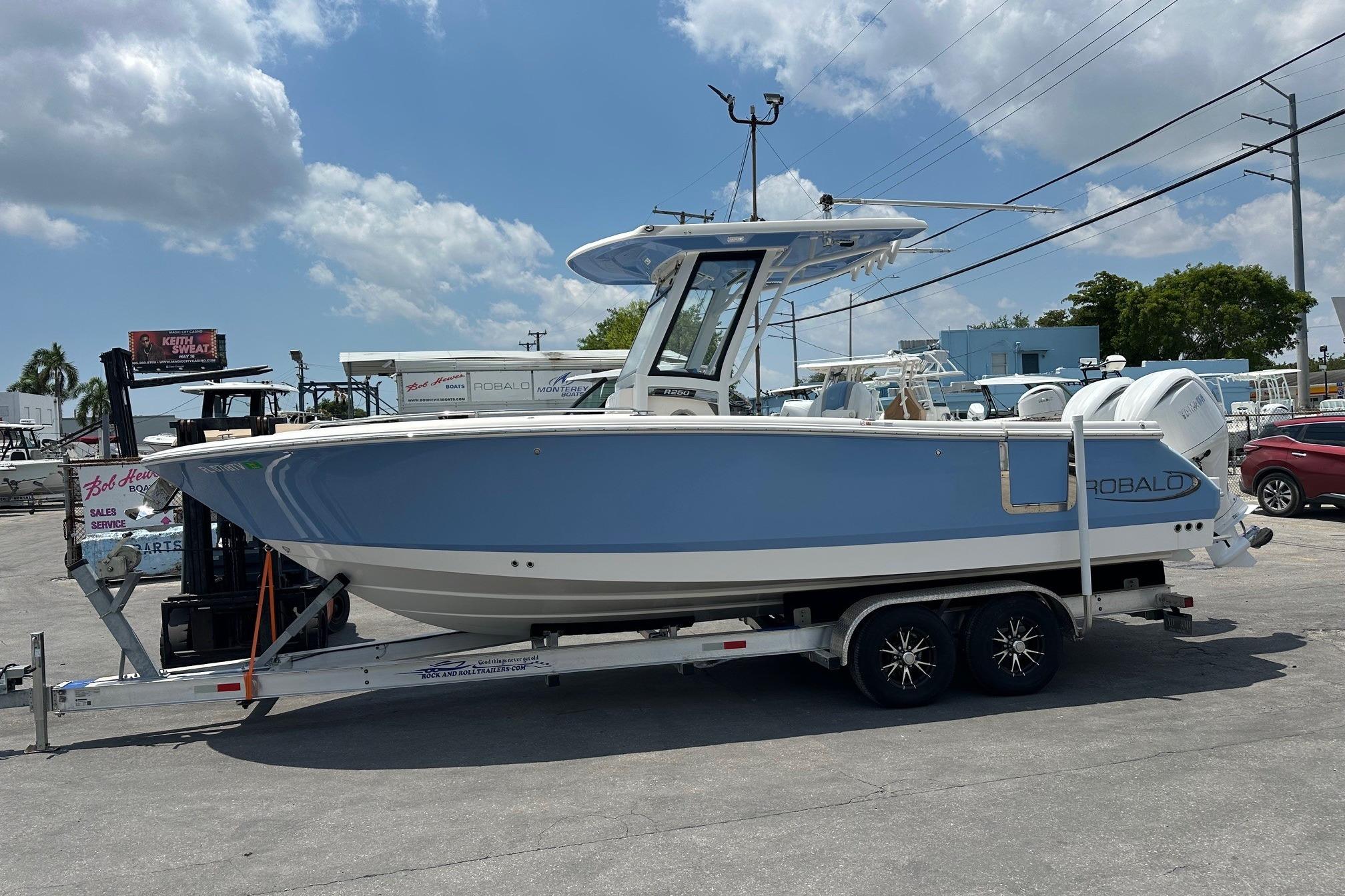 2024 Robalo R250 Center Console