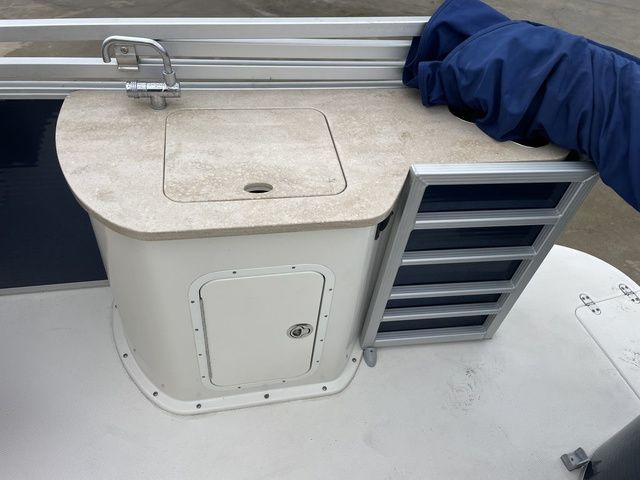2019 SouthWind V23LC - 13