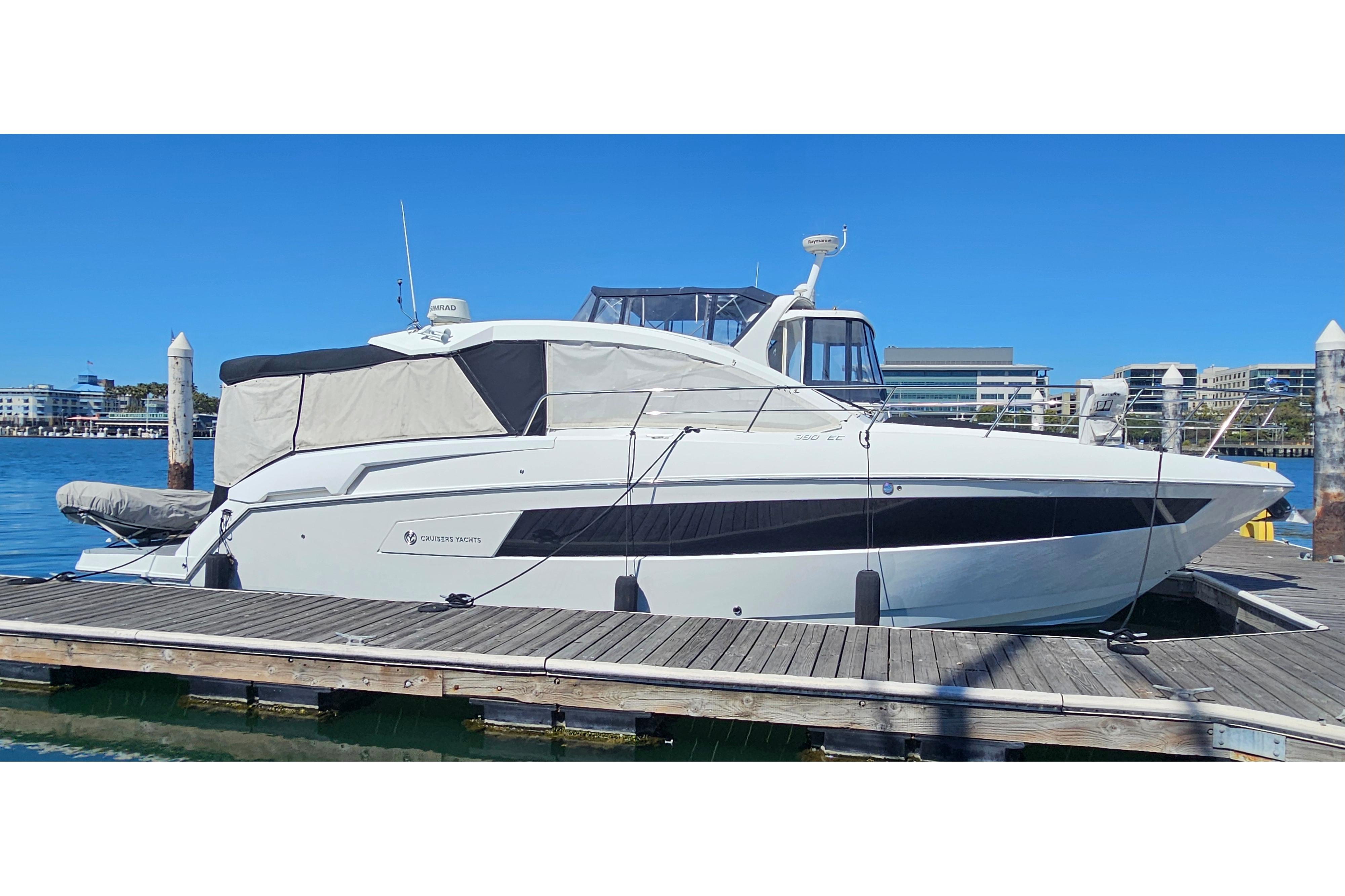 2017 Cruisers Yachts 390 Express Coupe