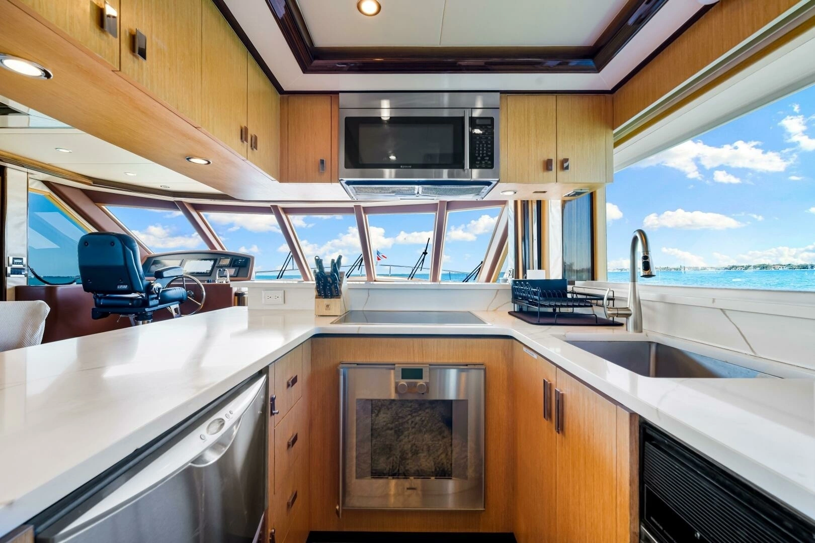 2010 Ocean Alexander 83 Motor Yacht - Image 19