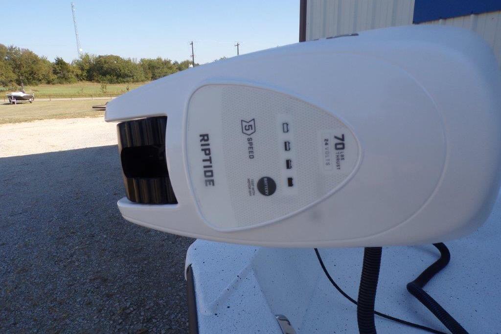 Riptide motor on Xpress H20B Bay 2026 boat, featuring 70 lbs thrust and 5-speed settings.