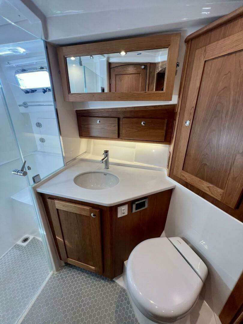 2027 Sabre 43 Salon Express - Image 23