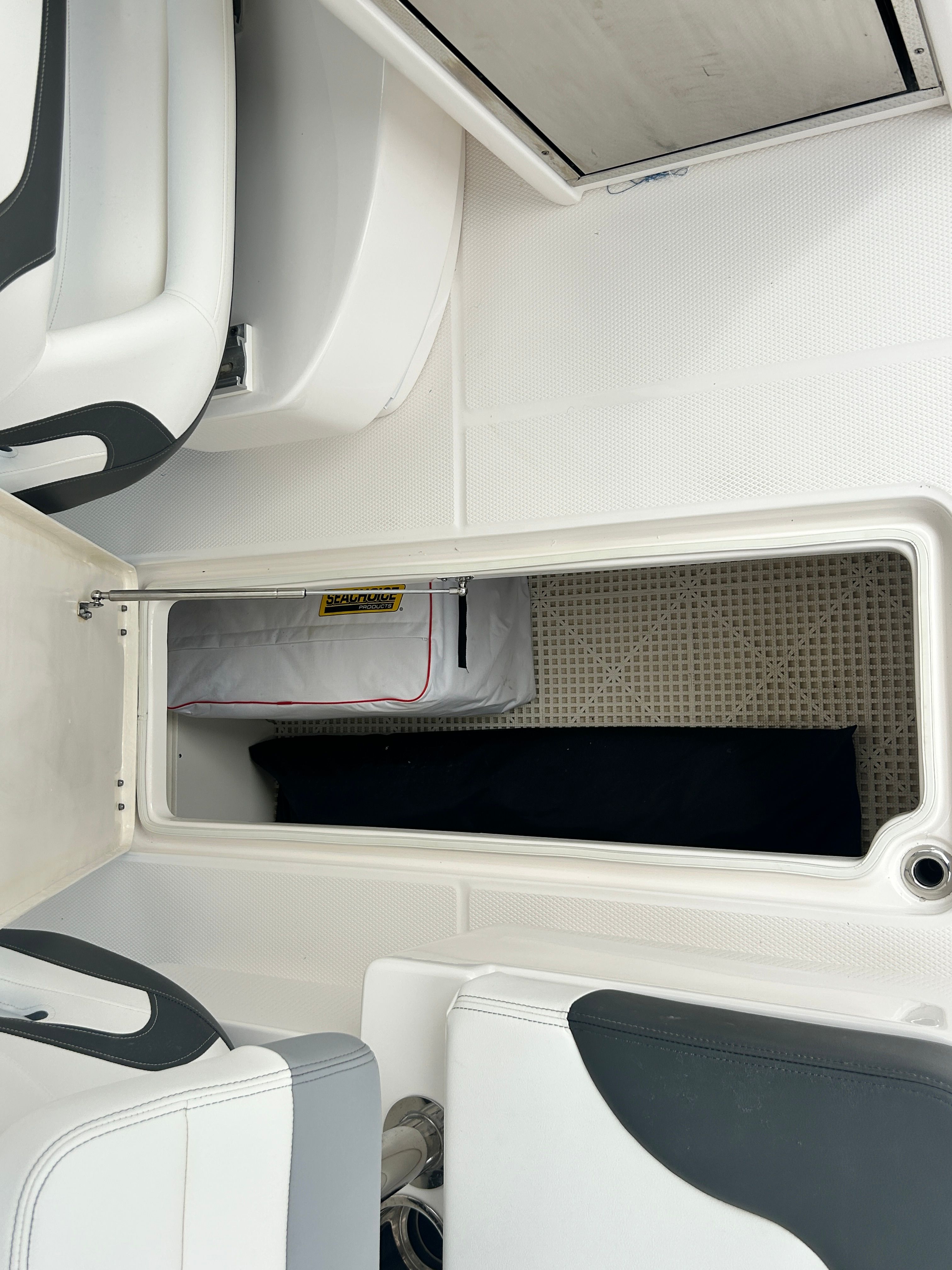 2025 Robalo R317 Dual Console - 26