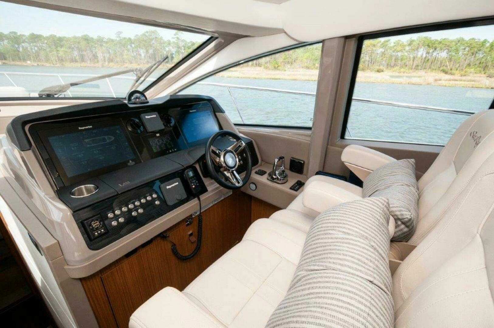 2018 Sea Ray L550 Flybridge - Image 29