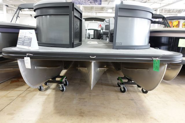 2025 Flagship Pontoons D25CU XT Tritoon - 3
