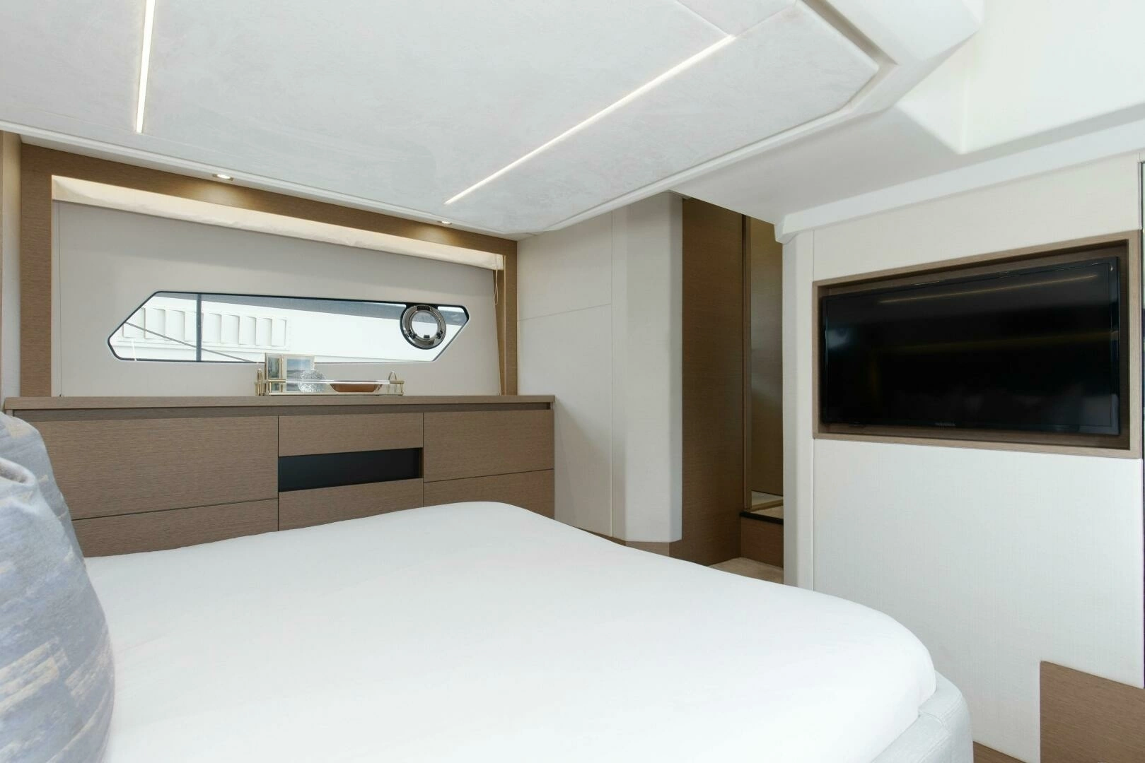 2023 Prestige 460 Flybridge - Image 14