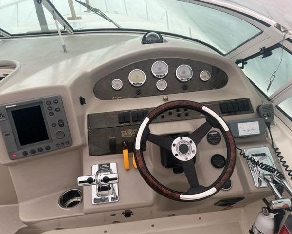 2003 Cruisers Yachts 3372 Express helm console.