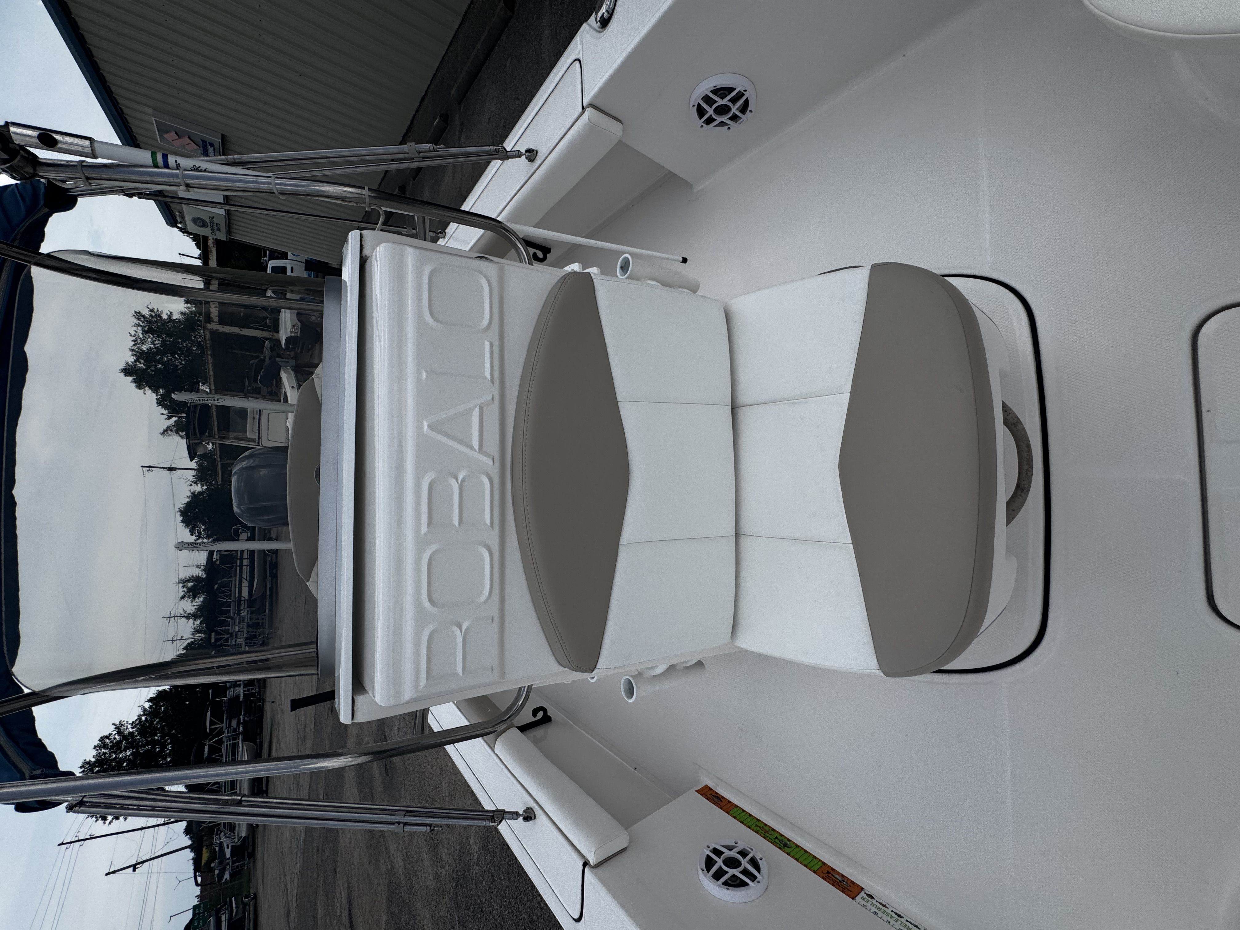 2022 Robalo Cayman 226 - 12