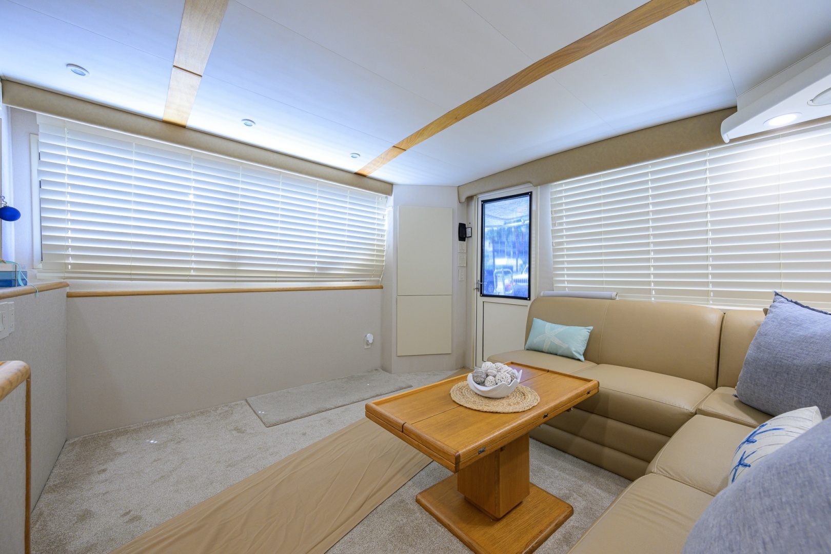 1992 Hatteras 46 Convertible - Image 44