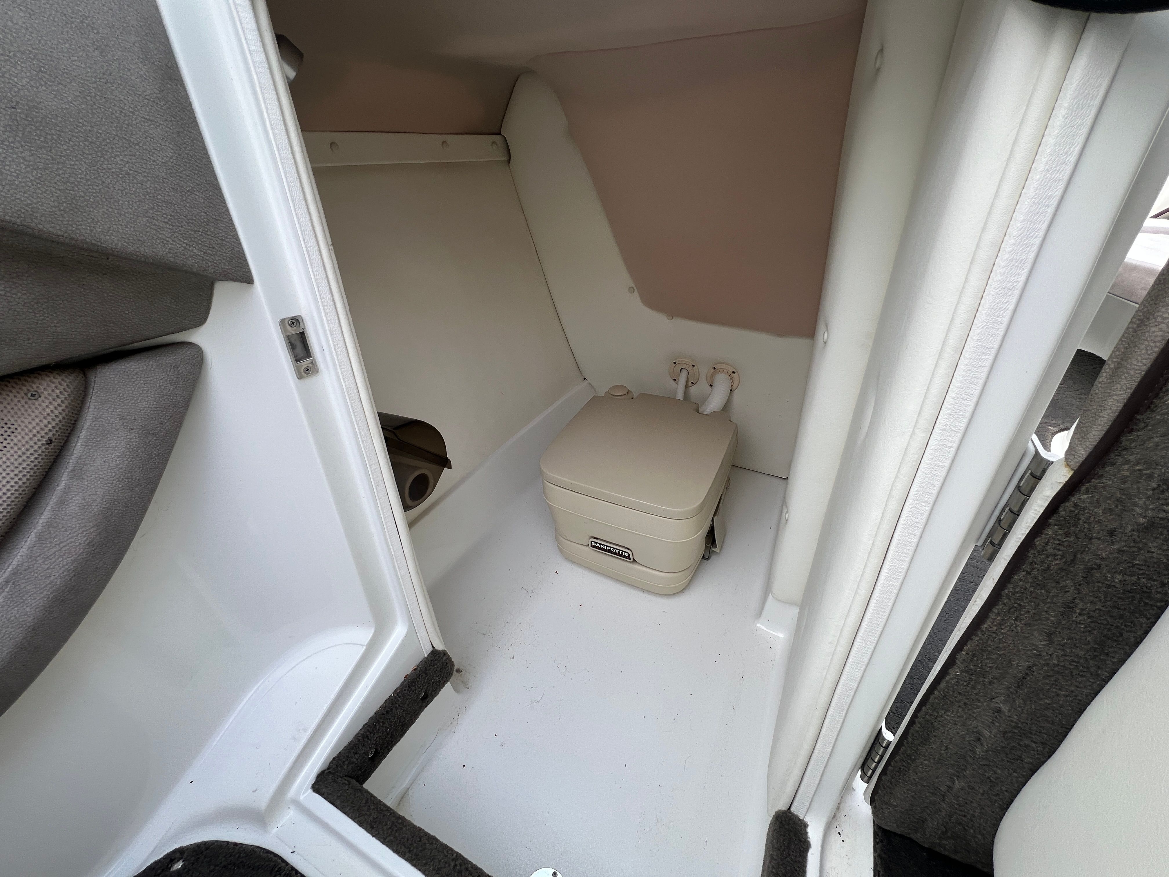 2005 Cobalt 272 - 18