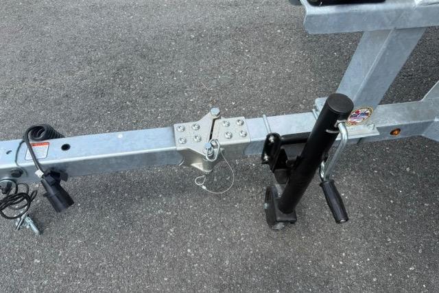 Trailer hitch and jack of a 2025 Mako Pro Skiff 17 CC boat.