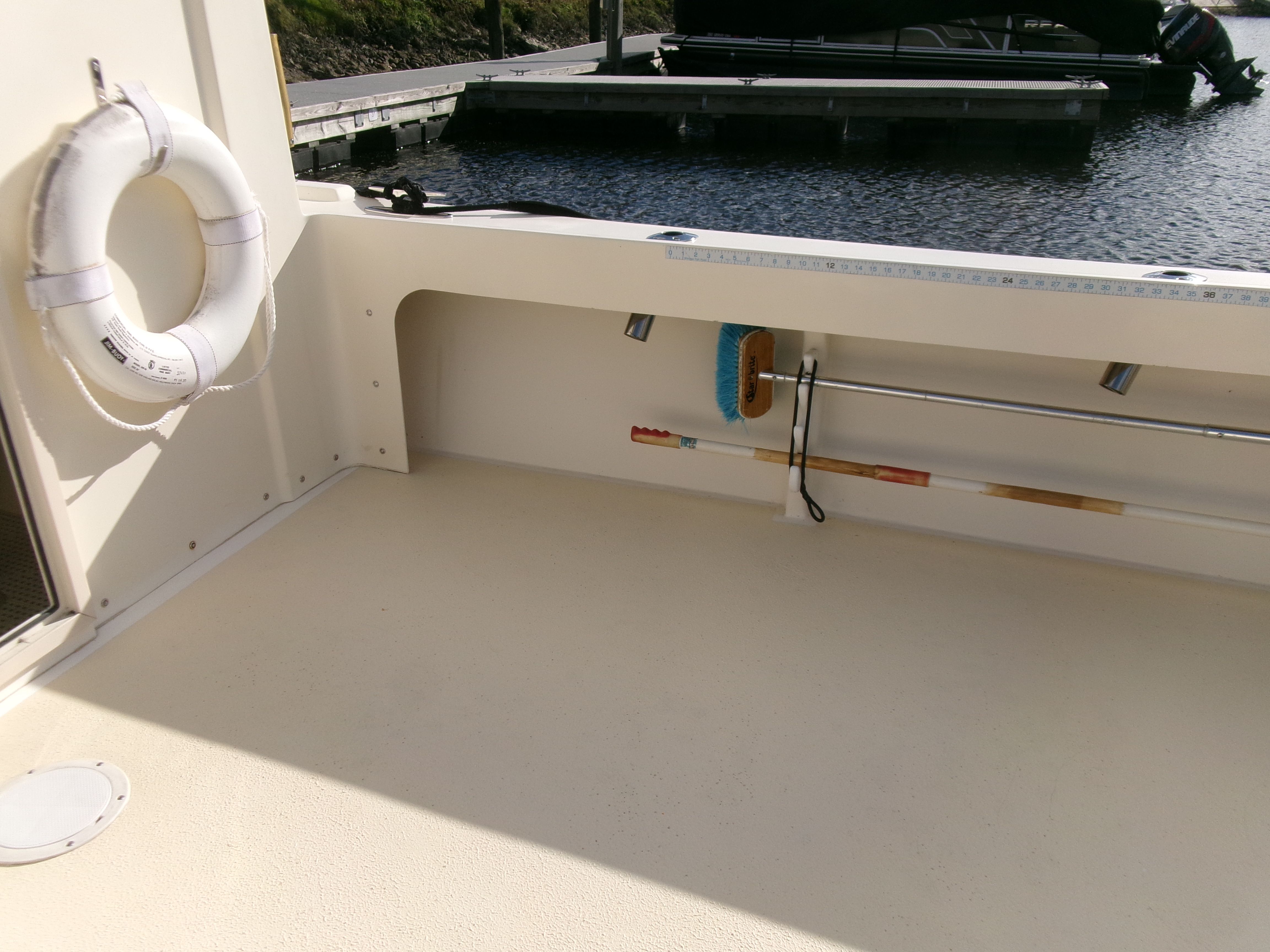The image shows the deck of a 2007 Parker 2520 XL Sport Cabin with a life ring.
