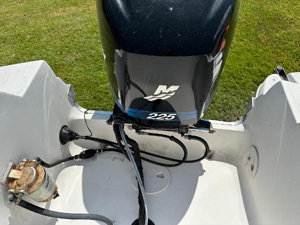 2004 Starcraft Aurora 2410 boat engine, 225 horsepower, on grassy background.