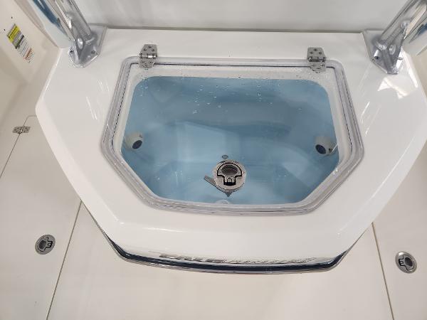 2025 Pathfinder 2400 Open boat livewell with clear lid and water inside.
