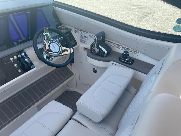 2023 Sea Ray Sundancer 320 Outboard - 7