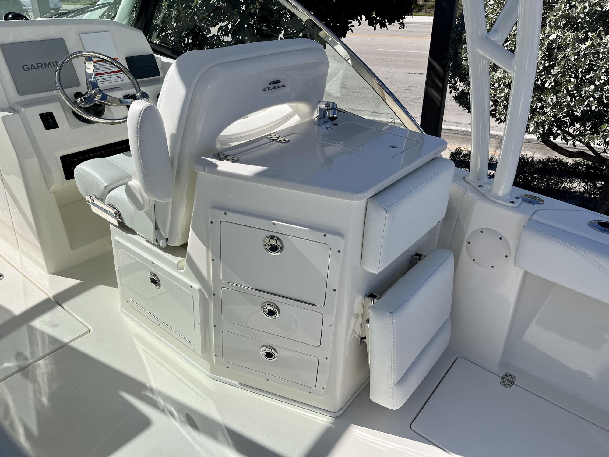 2025 Cobia 240 Dual Console - 10