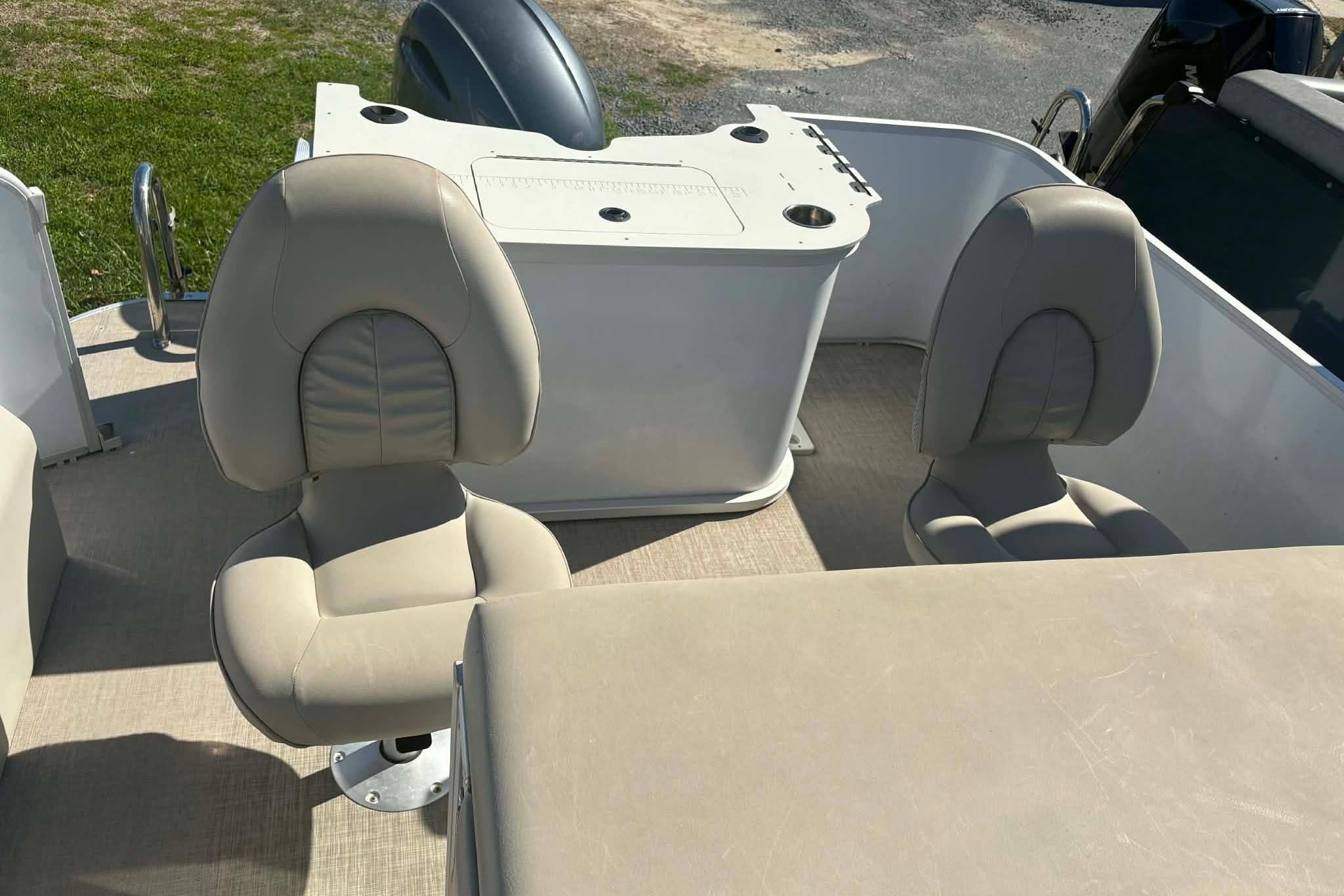 Two beige boat seats on a 2017 G3 model, with a central console.