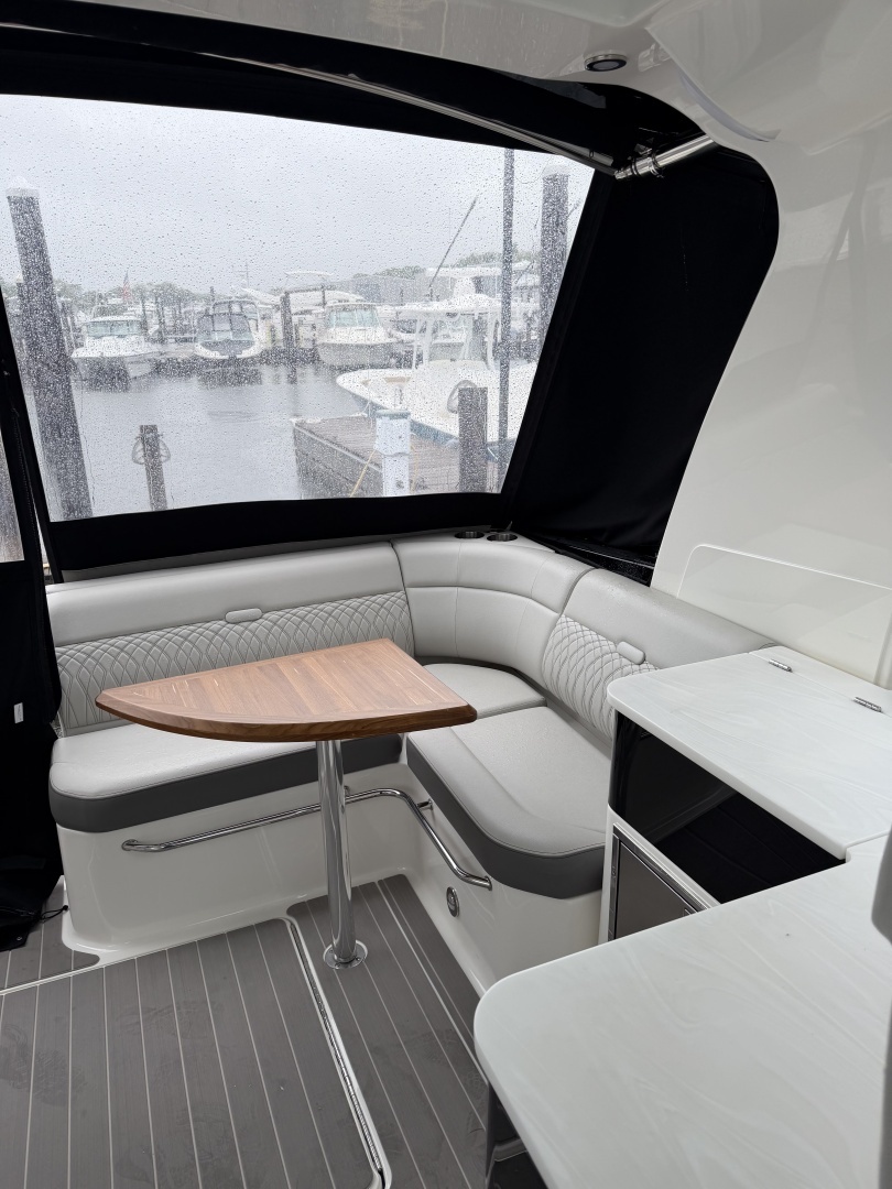 2022 Sea Ray 370 Sundancer - Image 7