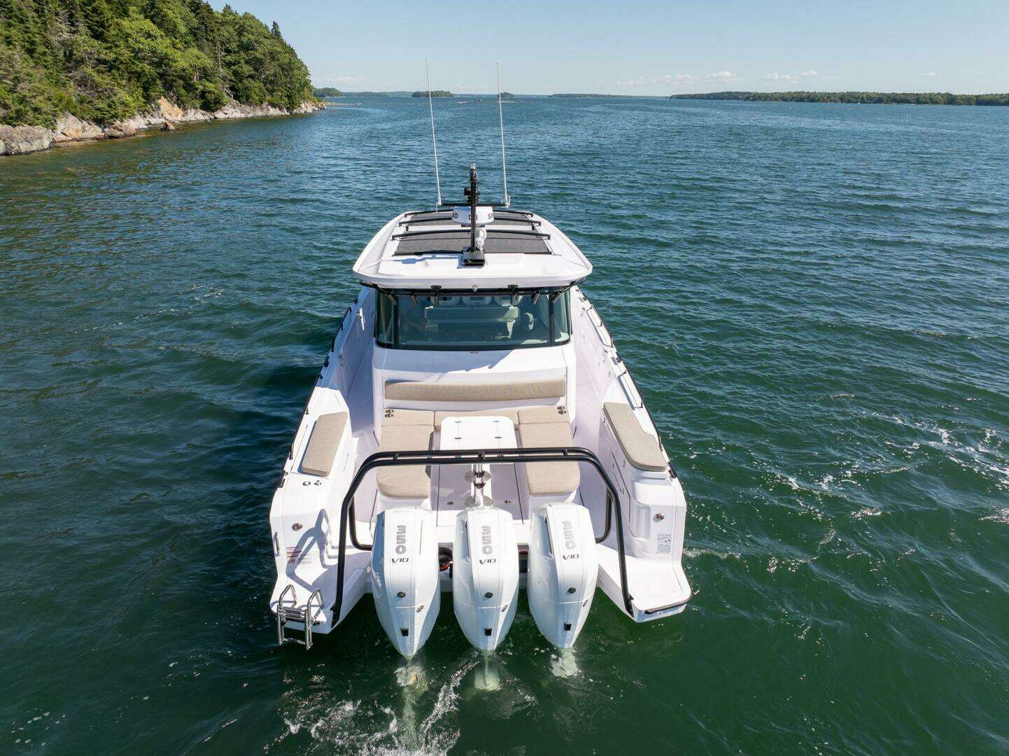 2025 Axopar Cross Cabin - Image 3