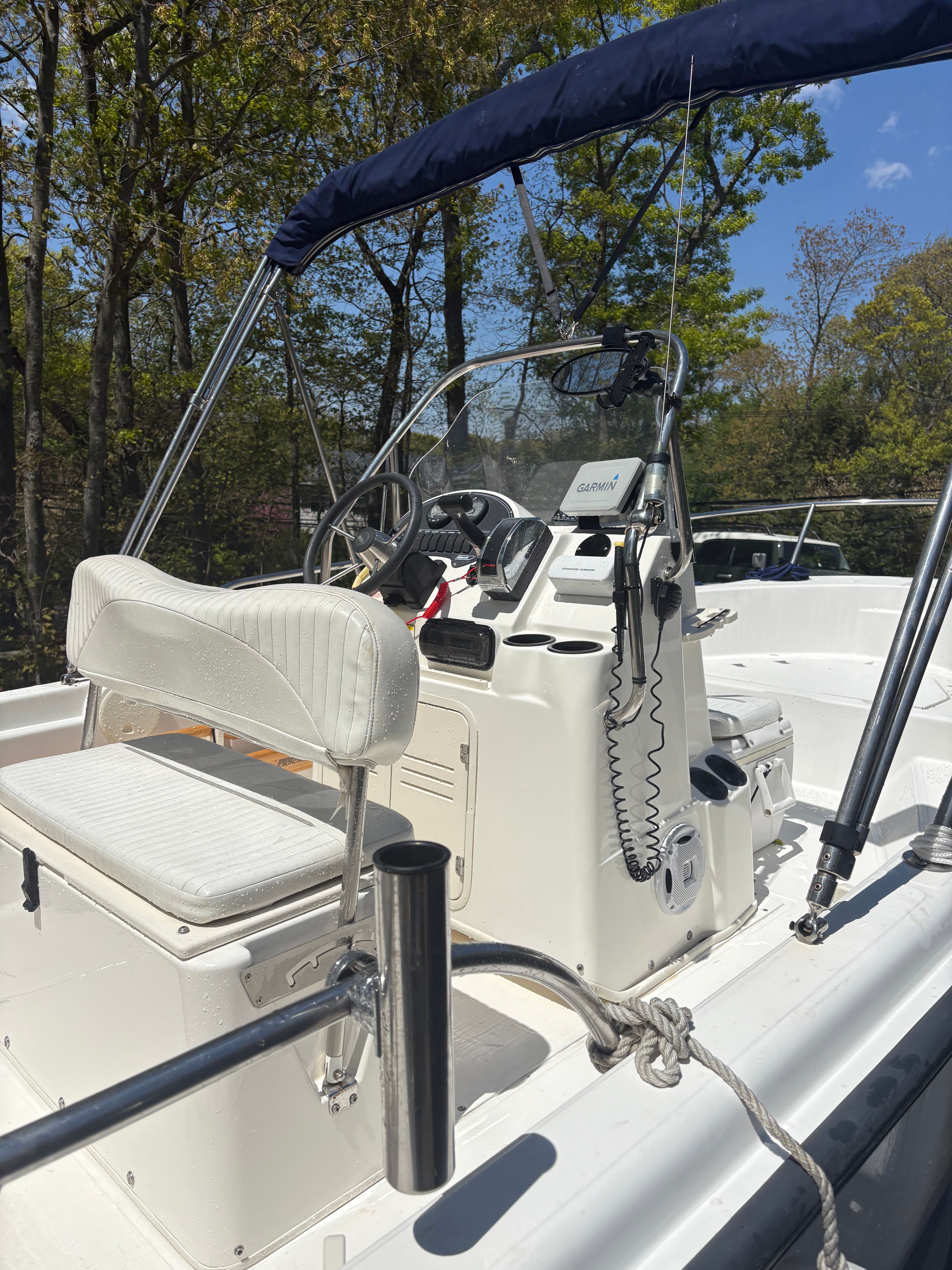 2004 Boston Whaler 180 Dauntless with console and seating.