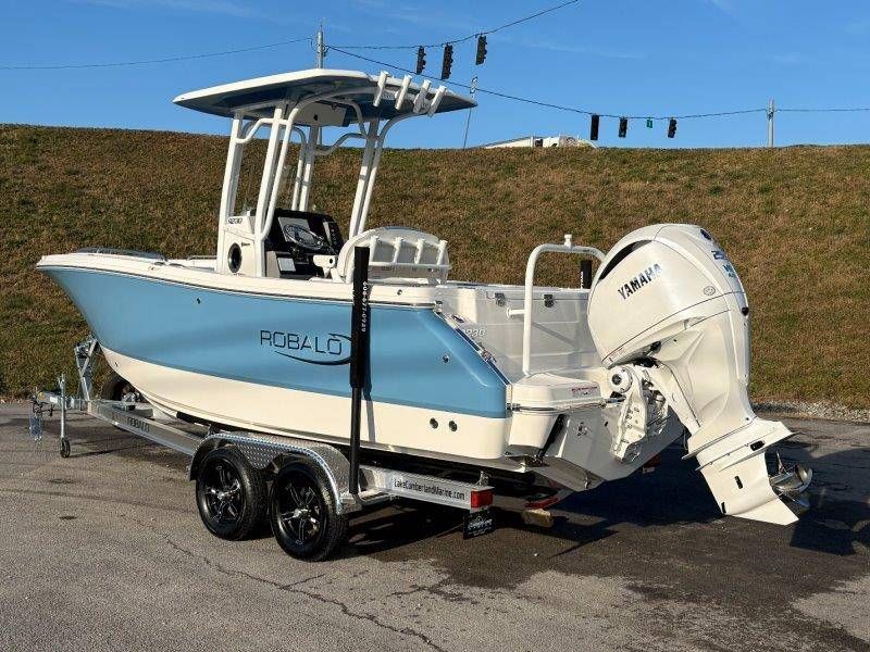 2026 Robalo R230 Center Console - 36